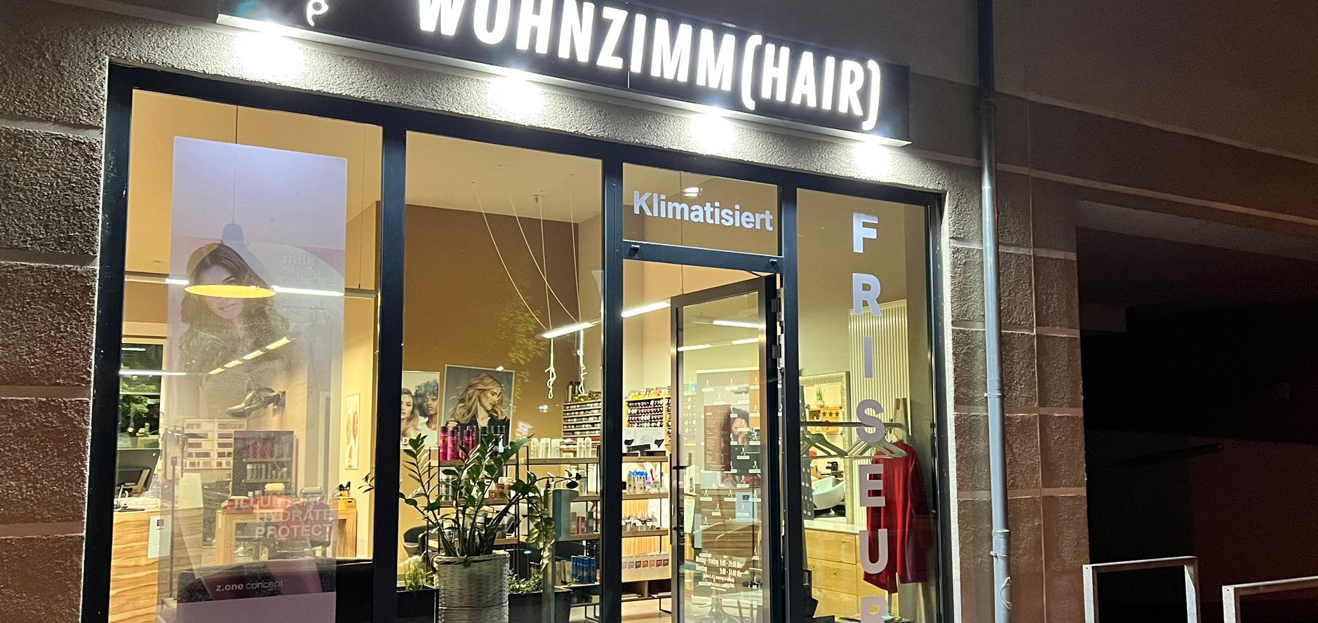 Porträt eines ernst schauenden Mannes in Schwarz-Weiß, Kapuzenpullover getragen.