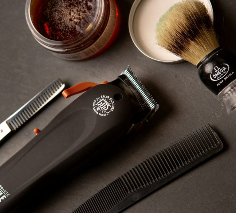 Rasierset mit Haarschneider, Rasierpinsel, Kamm und Aftershave-Balsam.