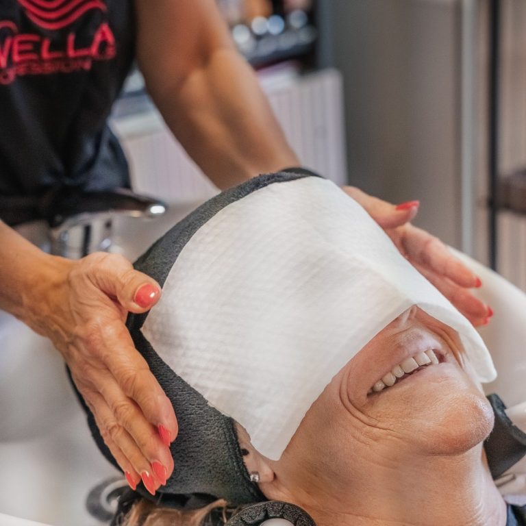 Leere Friseurstühle in einem stilvollen, modernen Barbershop.