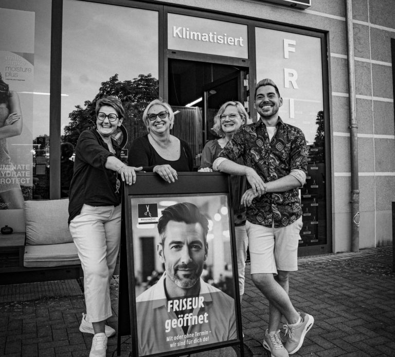 Rasierset mit Haarschneider, Rasierpinsel, Kamm und Aftershave-Balsam.